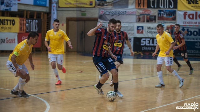 Halowi piłkarze Pogoni 04 Szczecin pokonali Red Devils Chojnice 9:2. Fot. Olaf Nowicki [Radio Szczecin] Futsalowa Pogoń strzela dziewięć goli i wygrywa [SKRÓT MECZU, ZDJĘCIA]