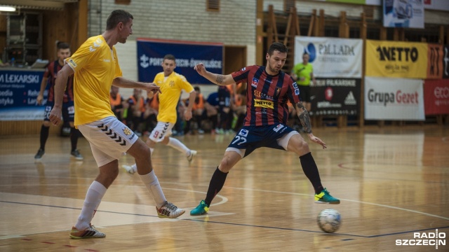 Halowi piłkarze Pogoni 04 Szczecin pokonali Red Devils Chojnice 9:2. Fot. Olaf Nowicki [Radio Szczecin] Futsalowa Pogoń strzela dziewięć goli i wygrywa [SKRÓT MECZU, ZDJĘCIA]