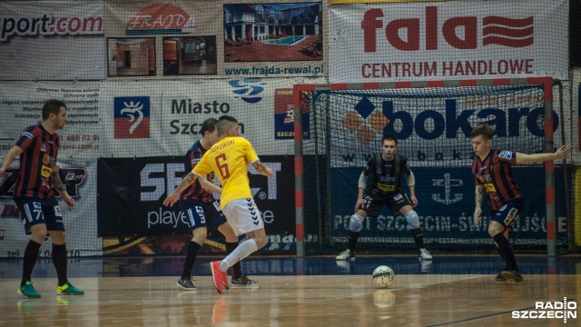 Halowi piłkarze Pogoni 04 Szczecin pokonali Red Devils Chojnice 9:2. Fot. Olaf Nowicki [Radio Szczecin] Futsalowa Pogoń strzela dziewięć goli i wygrywa [SKRÓT MECZU, ZDJĘCIA]