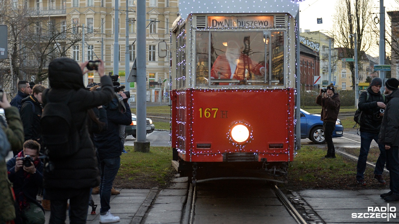 Ma ponad 50 lat i po raz kolejny wyjedzie na trasę w świątecznym wydaniu. Wagon historyczny z czapką Świętego Mikołaja i sznurami świetlnymi pojawi się w środę na ulicach Szczecina.