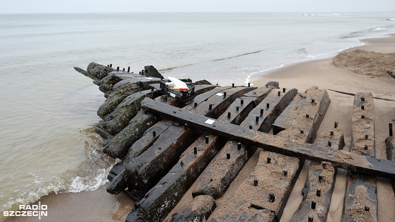 Koniec operacji wydobycia wraku XIX-wiecznej łodzi z plaży w Międzywodziu. Po odkopaniu i rozłożeniu go na około 100 elementów trafił już na teren mariny w Kamieniu Pomorskim.