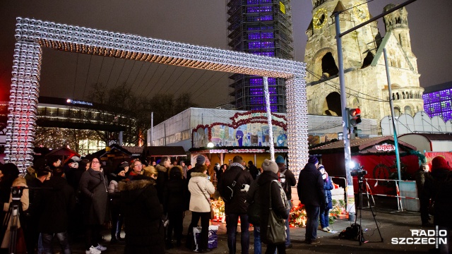 Główna brama pod prowadząca do alejki w którą wjechał zamachowiec. Fot. Konrad Nowak [Radio Szczecin] "Obawiam się i patrzę za siebie. Ale nie wolno po sobie tego pokazywać" [WIDEO, ZDJĘCIA]