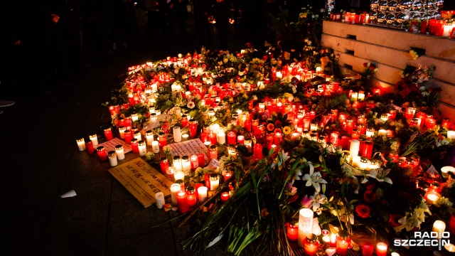 Kwiaty na miejscu zamachu w Berlinie. Fot. Konrad Nowak [Radio Szczecin] "Obawiam się i patrzę za siebie. Ale nie wolno po sobie tego pokazywać" [WIDEO, ZDJĘCIA]