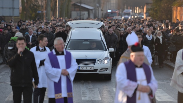 Pogrzeb Łukasza Urbana - kierowcy, który zginął w zamachu terrorystycznym w Berlinie. Fot. Łukasz Szełemej [Radio Szczecin] Tłumy pożegnały kierowcę zabitego w zamachu terrorystycznym w Berlinie [WIDEO, ZDJĘCIA]