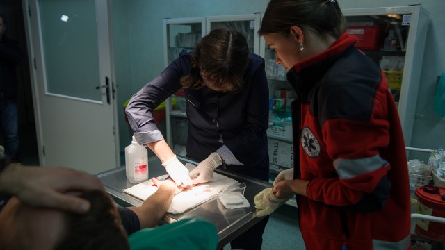 Pracowitą noc mieli lekarze w szpitalach. Wszystko przez fajerwerki i petardy, które zawsze są nieodłącznym elementem świętowania w sylwestrową noc.