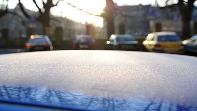 Uwaga na drogach i chodnikach, jest bardzo ślisko. Ostrzeżenie przed marznącymi opadami wydał Instytut Meteorologii i Gospodarki Wodnej.