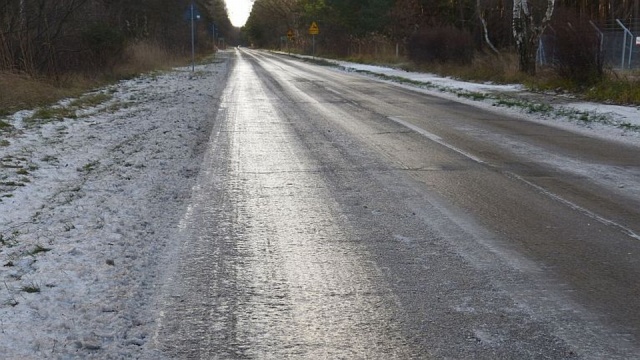 W nocy temperatura w Zachodniopomorskiem spadnie poniżej 0 stopni Celsjusza. Na drogach i chodnikach może być ślisko - ostrzega Wojewódzkie Centrum Zarządzania Kryzysowego w Szczecinie.