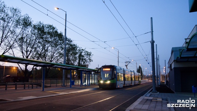Pogotowie techniczne usunęło awarię torowiska, która uniemożliwiała przejazd szybkiego tramwaju na prawobrzeże Szczecina. W niedzielę krótko po godz. 7 na wysokości ul. Merkatora, prawdopodobnie pod wpływem mrozu, pękła szyna.