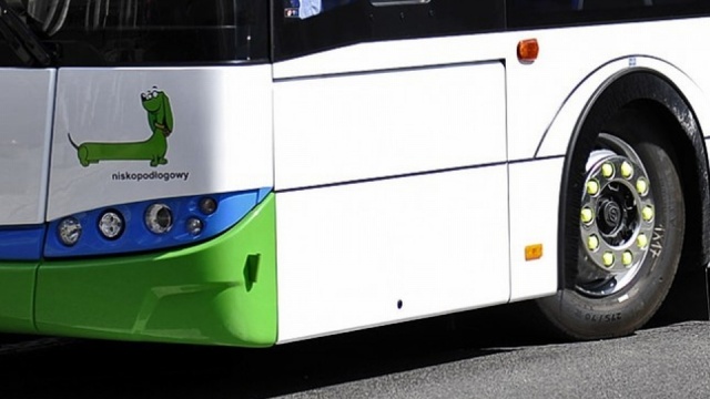 Jeden z autobusów linii 53 zepsuł się na rondzie Gierosa w Szczecinie. Rozsypała się skrzynia biegów i unieruchomiła pojazd, blokując torowisko tramwajowe. Po godz. 12 autobus został odholowany.