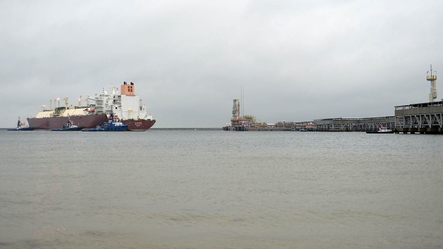 W tym tygodniu rozpoczną się pierwsze testy instalacji z gazem LNG w świnoujskim terminalu. 7 stycznia dostarczony przez katarski gazowiec płynny gaz trafi do systemu przesyłowego i stąd do odbiorców - informuje odpowiedzialna za przesył gazu ziemnego w Polsce, spółka Gaz-System.