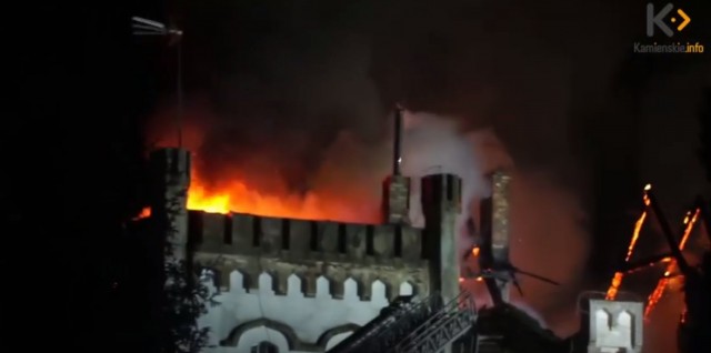 Spłonął XIX wieczny dworek - na miejscu strażacy cały czas zabezpieczają pogorzelisko. Ogień w Miłachowie nieopodal Kamienia Pomorskiego pojawił się około 3 w nocy.