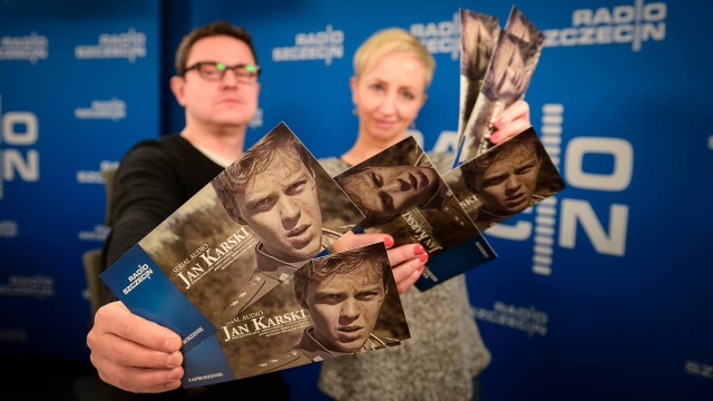 Nowy serial radiowy w gwiazdorskiej obsadzie już od poniedziałku na naszej antenie. To opowieść o legendarnym kurierze i emisariuszu władz Polskiego Państwa Podziemnego. Słuchając Radia Szczecin możecie wygrać bilety na premierę. Warto, bo obecni na niej będą m.in. Jakub Gierszał, Wojciech Malajkat, Julia Kamińska i Mikołaj Roznerski.
