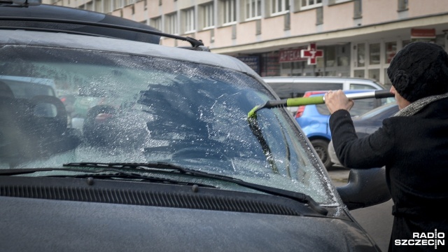 Według kodeksu ruch drogowego, w terenie zabudowanym kierowcy nie wolno pozostawić pracującego silnika podczas postoju. Szczecińscy policjanci zapewniają, że podchodzą do tego przepisu racjonalnie.