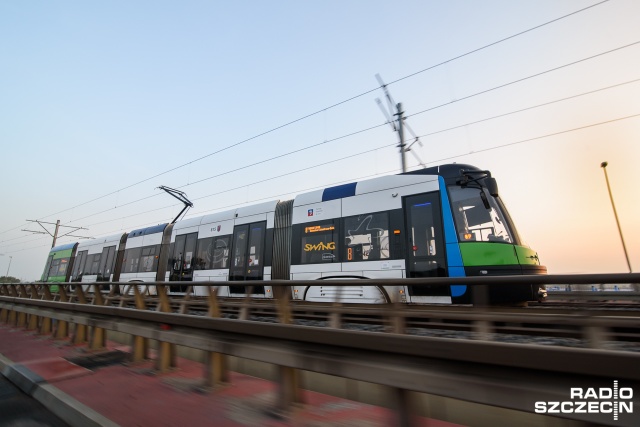 Szczeciński Szybki Tramwaj bez oznaczonych przystanków na żądanie. Na linii dwójki i ósemki łączącej Prawobrzeże z Lewobrzeżem są cztery takie stacje. Słuchacze żalą się, że jeśli nie jeżdżą często w tym kierunku, nie wiedzą, kiedy muszą wcisnąć guzik. Zdarza się, że przejeżdżają swój przystanek.