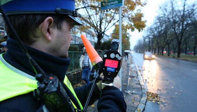 Za jazdę bez zapiętych pasów 300 złotych zamiast 100, za przekroczenie prędkości w terenie zabudowanym o 50 kmh oprócz zatrzymania prawa jazdy 10 punktów karnych a do tego brak możliwości ich redukcji na specjalnych kursach - tak miały wyglądać kary za wykroczenia drogowe od 4 stycznia 2016 roku. Nowy taryfikator nie wszedł jednak w życie.