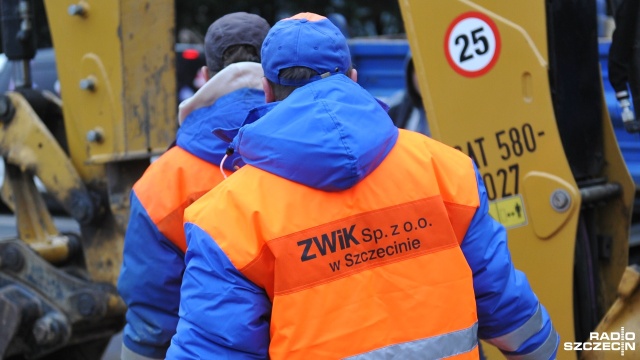 Pęknięta rura z wodą na Placu Lotników, na rogu ulicy Mazurskiej.