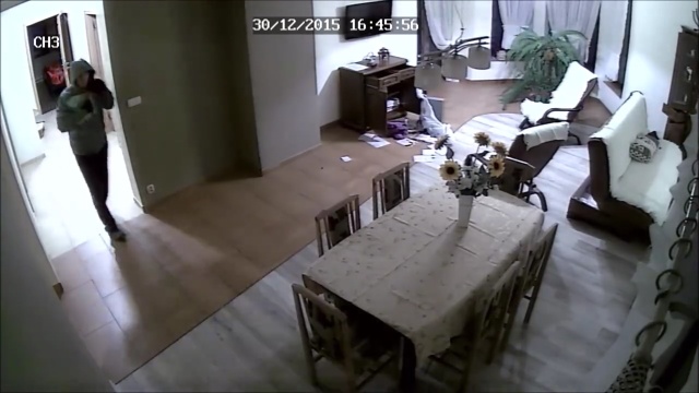 Jednego dnia okradł dom niedaleko Kołobrzegu, zabrał pieniądze i kosztowności. Dzień później włamał się do domu w Trzebiatowie, uciekł po splądrowaniu mieszkania, ale nic kosztownego nie znalazł.