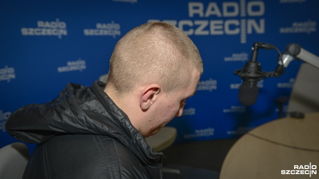 Zawiadomienie do prokuratury w sprawie pobicia przez szczecińskich policjantów. Złożył je pan Patryk. Jak mówi, brutalna interwencja policji podczas sylwestrowej nocy w centrum Szczecina zakończyła się dla niego sinikami i wybitymi zębami.
