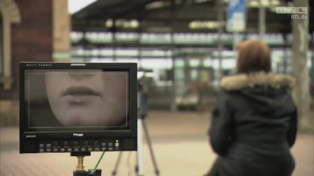 W Sylwestra grupy mężczyzn, opisywane przez świadków jako prawdopodobnie pochodzący z bliskiego wschodu lub Afryki Północnej, napastowały i okradały kobiety kobiety. Doszło też przynajmniej do dwóch gwałtów.