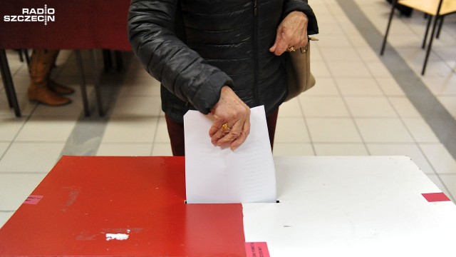 Członkowie komisji wyborczych, którzy mówili kandydatowi na burmistrza Pyrzyc, kto jeszcze nie zagłosował, staną przed sądem. Prokurator Apelacyjny w Szczecinie wysłał akt oskarżenia przeciwko siedmiu osobom.