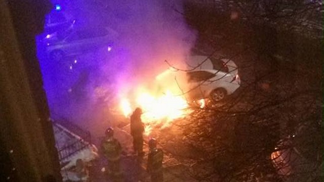 Zastęp straży pożarnej gasił płonący samochód na ulicy Śląskiej w Szczecinie.
