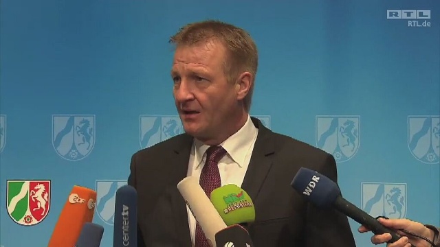 60-letni Wolfgang Albers został poproszony o przejście na wcześniejszą emeryturę. Sprawa ma związek z atakami na kobiety w nocy z 31 grudnia na 1 stycznia w kilku miejscach w Niemczech.