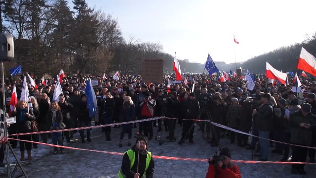 Kilkaset osób manifestowało na Jasnych Błoniach w Szczecinie. Przedstawiciele Komitetu Obrony Demokracji protestowali przeciwko zmianom w mediach publicznych.