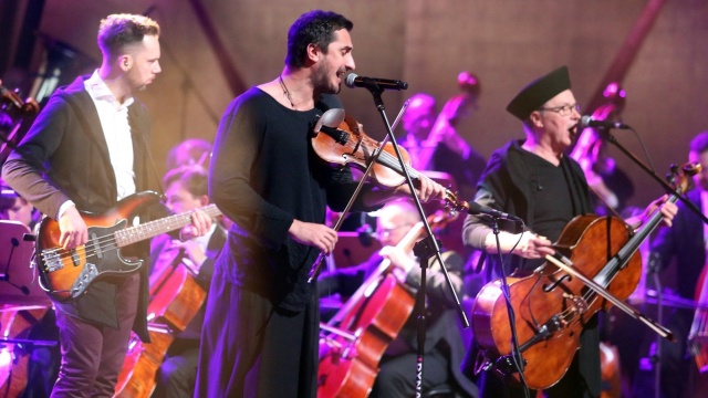 Filharmonia imienia Mieczysława Karłowicza w Szczecinie wraz z prezydentem Szczecina Piotrem Krzystkiem zaprosiła w sobotę wieczorem mieszkańców na doroczny koncert prezydencki. Tym razem Orkiestra Filharmonii zagrała z zespołem Zakopower.