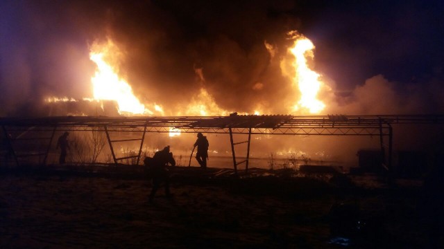 Blisko cztery miliony złotych wynoszą straty po pożarze budynku socjalnego w Koszalinie. Policja zatrzymała 35-latkę w sprawie nieumyślnego podpalenia.