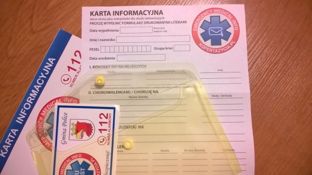 Seniorzy zapisują przebieg chorób i informacje o zażywanych lekach w kopertach i umieszczają je w lodówce. Koperty życia w lodówkach - to pomysł gminy Police.