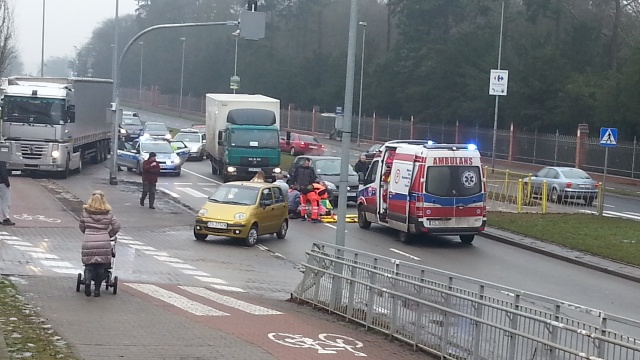 Potrącenie pieszego w Szczecinie. Na ul. Mieszka I pod koła osobowego Daewoo wpadł przechodzący przez przejście dla pieszych mężczyzna. Do wypadku doszło we wtorek ok. godz. 12.