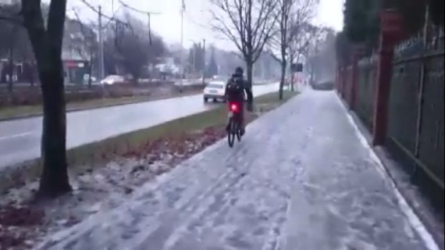 Pracownicy Zarządu Dróg i Transportu Miejskiego w Szczecinie odśnieżają chodnik i ścieżki rowerowe wzdłuż bramy Cmentarza Centralnego za ul. Ku Słońcu - poinformował Dariusz Wołoszczuk z ZDiTM-u.