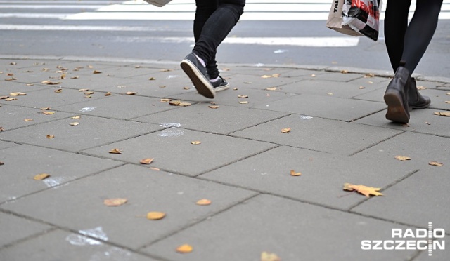 Zarząd Dróg i Transportu Miejskiego w Szczecinie rozpoczął montaż świateł i oznakowań poprawiających bezpieczeństwo na przejściach dla pieszych.