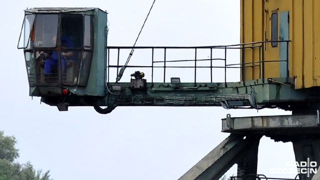 Ruszyła budowa jednego z największych dźwigów pływających. Przy szczecińskich nabrzeżach dawnej stoczni Parnica remontowany jest ponton pływający, na którym zostaną zamontowane urządzenia dźwigowe.