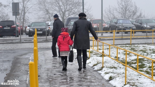 W środę wieczorem temperatura spadnie poniżej 0 stopni Celsjusza, to spowoduje oblodzenie dróg i chodników. Ostrzeżenie wydało Wojewódzkie Centrum Zarządzania Kryzysowego w Szczecinie.
