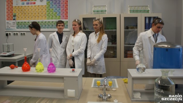 Uczniowie polickiego technikum mają do dyspozycji nowoczesne laboratorium chemiczne - pierwsze tego typu w regionie. W pracowni w Zespole Szkół im. Ignacego Łukasiewicza będą szkolić się uczniowie nowego kierunku - technik technologii chemicznej.