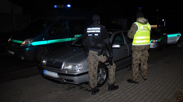 Funkcjonariusze polskiej Straży Granicznej i niemieckiej Policji zatrzymali pod Szczecinem trzech uzbrojonych bandytów. To była szybka akcja. Już dwie godziny po napadzie przestępcy siedzieli skuci w radiowozie.
