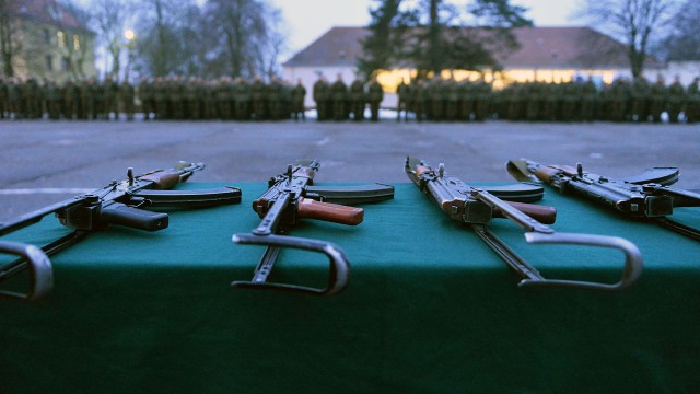 Blisko ćwierć tysiąca elewów pod bronią. Ochotnicy, którzy rozpoczęli szkolenie wojskowe w 12 Brygadzie Zmechanizowanej w Szczecinie odebrali w piątek swoją broń.