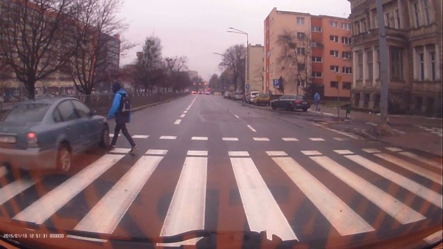 Pięć tysięcy złotych grzywny grozi kierowcy, który prawie potrącił pieszego w Szczecinie. W piątek ok. południa zatrzymali go policjanci. To 21-latek ze Stargardu. Mężczyzna tłumaczył funkcjonariuszom, że spieszył się na rozmowę kwalifikacyjną.