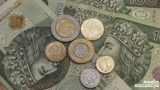 Jednorazowe dodatki do rent i emerytur poniżej dwóch tysięcy złotych dostaną polscy seniorzy w 2016 roku. Zakłada to ustawa przyjęta w piątek przez Sejm.