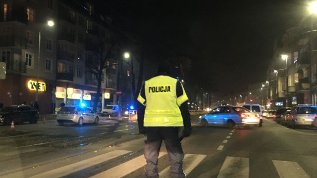 Policja szuka świadków wypadku, do którego doszło 5 stycznia w al. Bohaterów Warszawy przed skrzyżowaniem z ul. Ściegiennego w Szczecinie.
