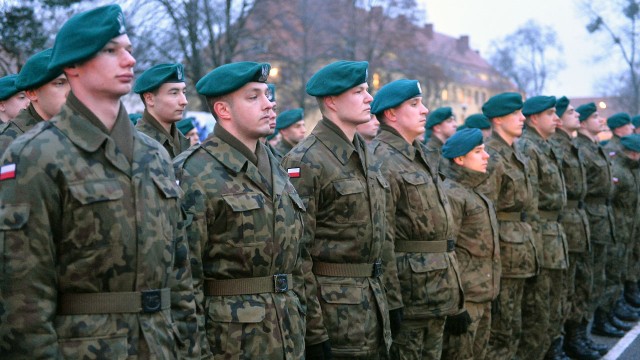 Nie chodzi o pieniądze, a o coś więcej - tak decyzję o podjęciu szkolenia wojskowego tłumaczą ochotnicy, którzy założyli mundury i rozpoczęli 4-miesięczne szkolenie przygotowawcze w 12 Brygadzie Zmechanizowanej w Szczecinie.