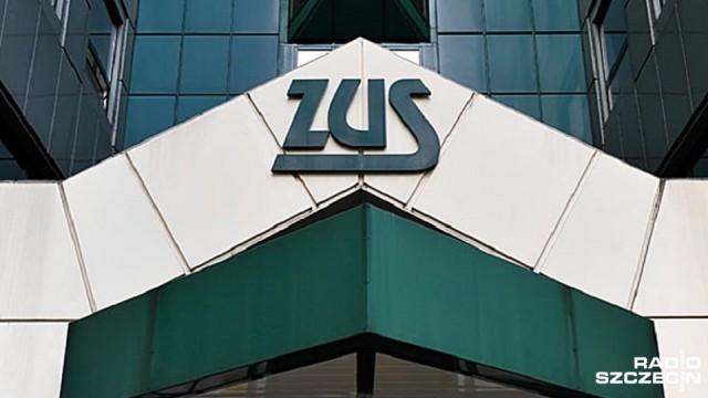 Pensje w Zakładzie Ubezpieczeń Społecznych wzrosną średnio o 100 złotych. Dyrekcja ZUS-u tłumaczy, że urzędnicy zarabiają mało - nawet w porównaniu do innych instytucji państwowych.