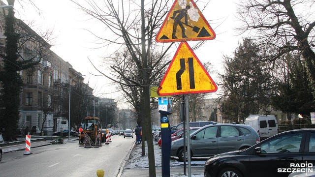 Awaria wodociągu w centrum Szczecina. Pękła rura biegnąca wzdłuż ulicy Wielkopolskiej. Woda podmyła asfalt. Zapadł się dwumetrowy odcinek jezdni. Część mieszkańców ul. Wielkopolskiej jest bez wody.
