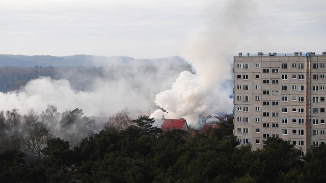 Spłonął garaż przy ul. Mazowieckiej w Świnoujściu. Ogień wybuchł krótko po południu.