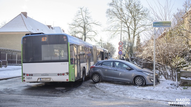 Około godziny 11 autobus lini 67 zderzył się z autem osobowym na skrzyżowaniu ulic Traugutta i Lindego w Szczecinie.