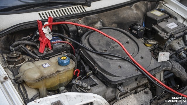 Straż miejska zamiast pomocy drogowej. Szczecińscy funkcjonariusze za darmo odpalą auto na mrozie. Wcześniej takie rozwiązanie wprowadzili strażnicy z Rudy Śląskiej.