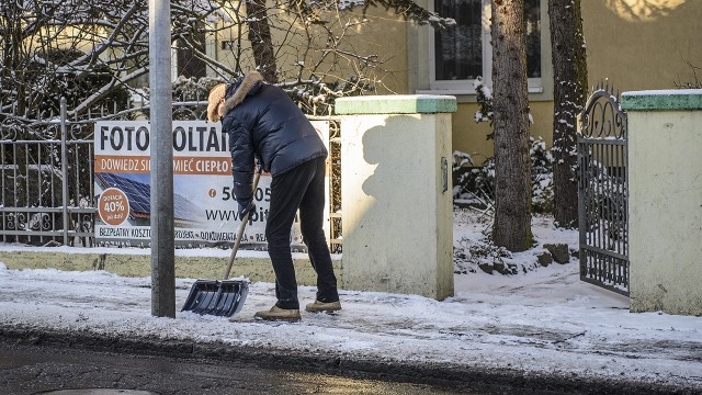 Kilkanaście skarg na nieodśnieżone chodniki trafiło od poniedziałku do straży miejskiej. Funkcjonariusze na razie upominają i starają się nie wlepiać mandatów.