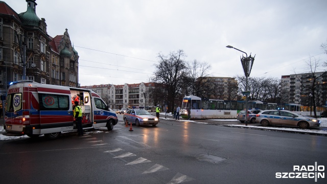 Samochód osobowy zderzył się z tramwajową 11 na placu Grunwaldzkim.