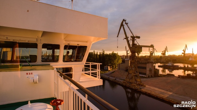 Polscy armatorzy nie wybudują promów, które są potrzebne do obsługi linii ze Świnoujścia do Szwecji, bez wsparcia rządowych funduszy. Od wielu lat mówi się o konieczności wprowadzenia na tę linię dwóch promów samochodowo-pasażerskich. Statki miały mieć napęd na gaz. Armatorzy mówią nieoficjalnie, że w związku z kryzysem potrzeba wsparcia tych inwestycji.